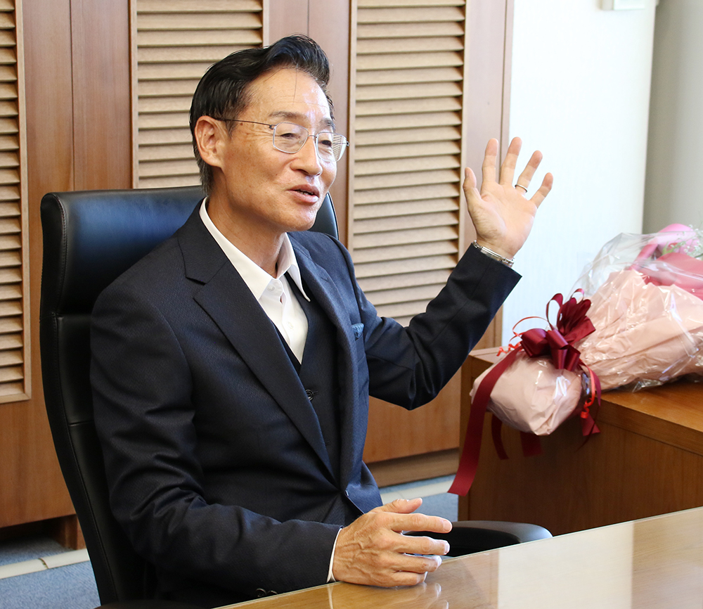市長室の執務席で合同取材に応じる尾﨑市長