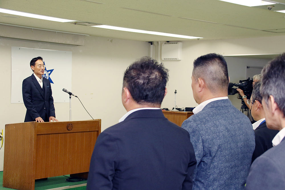 幹部職員に訓示をする尾﨑市長㊧