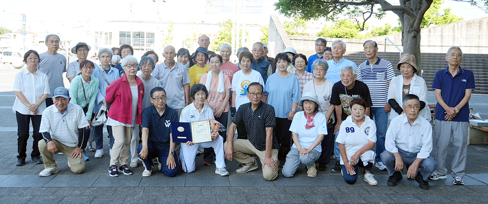 表彰を受けた中川さん(前列左から4人目)とラジオ体操に参加した皆さんら