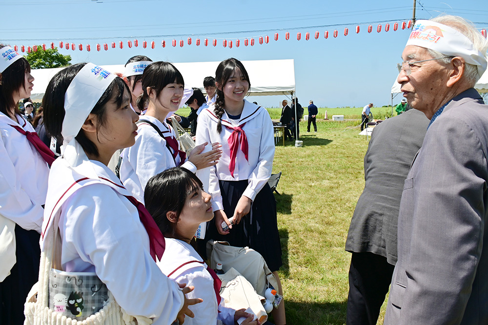 元島民らと交流する生徒たち