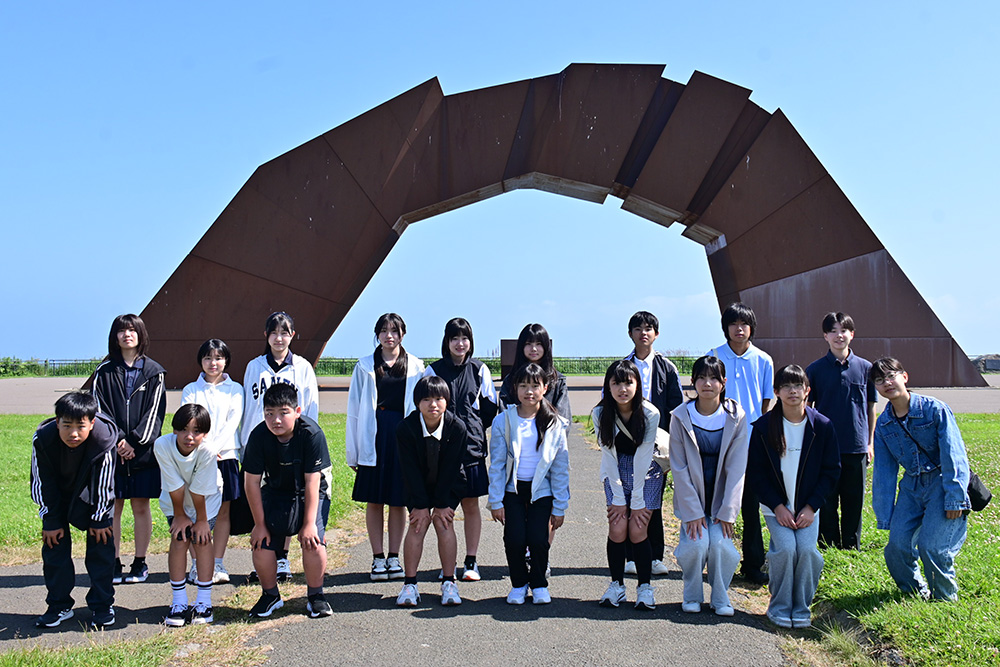 北方領土返還祈念シンボル像「四島のかけ橋」の前で中学生たち