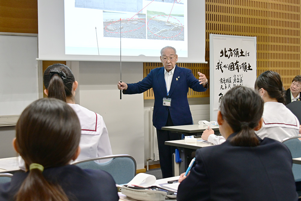 故郷への思いを話す角鹿さん