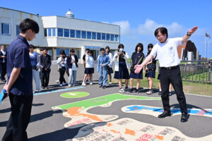 肉眼で見える北方領土の話を聞く生徒ら