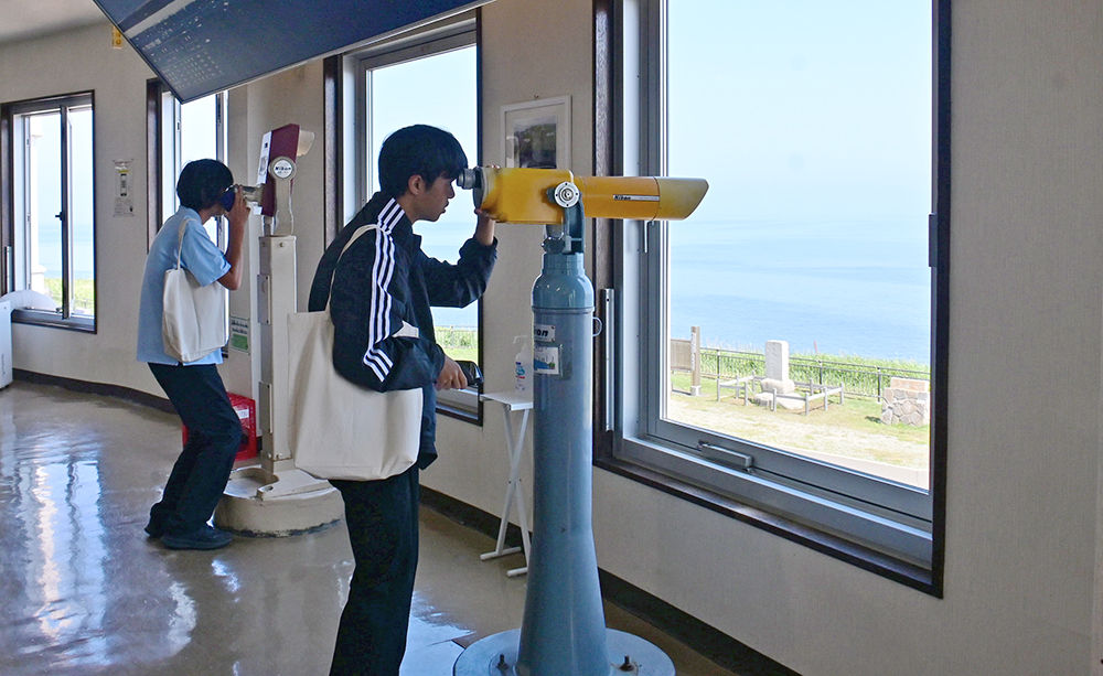 貝殻島を望遠鏡で確認する生徒