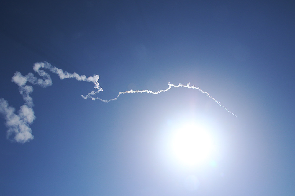 飛行中断措置が取られたカイロス３号機の軌道の煙（３月５日）