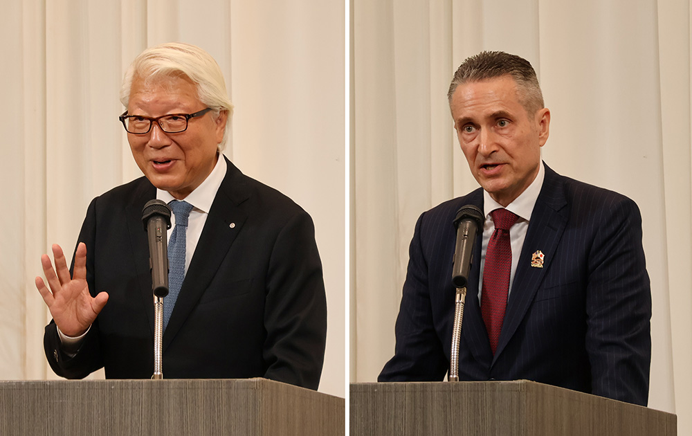 樫畑会長㊧とラーセン総領事
