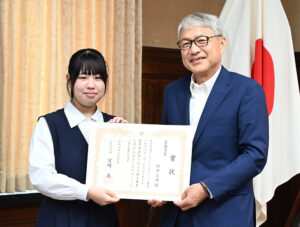 最優秀賞の賞状を手に岡田さん㊧と宮﨑知事
