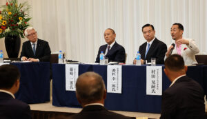 対談する(左から)樫畑会長、藤崎さん、番匠さん、村田さん