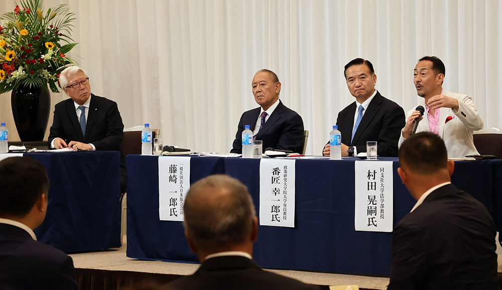 対談する（左から）樫畑会長、藤崎さん、番匠さん、村田さん