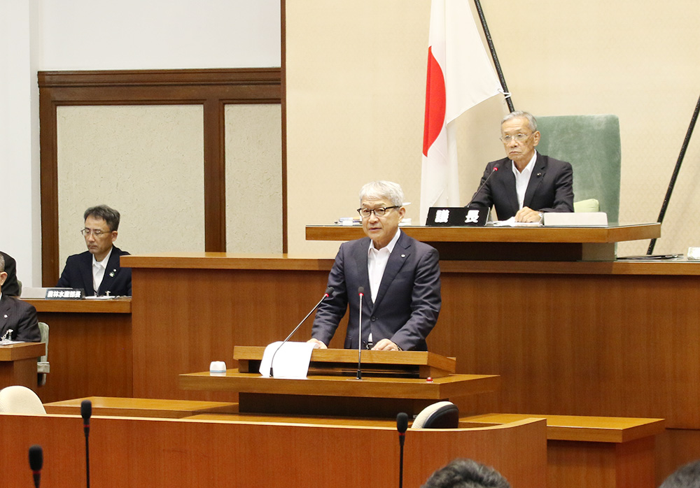 県政の動向を報告する宮﨑知事