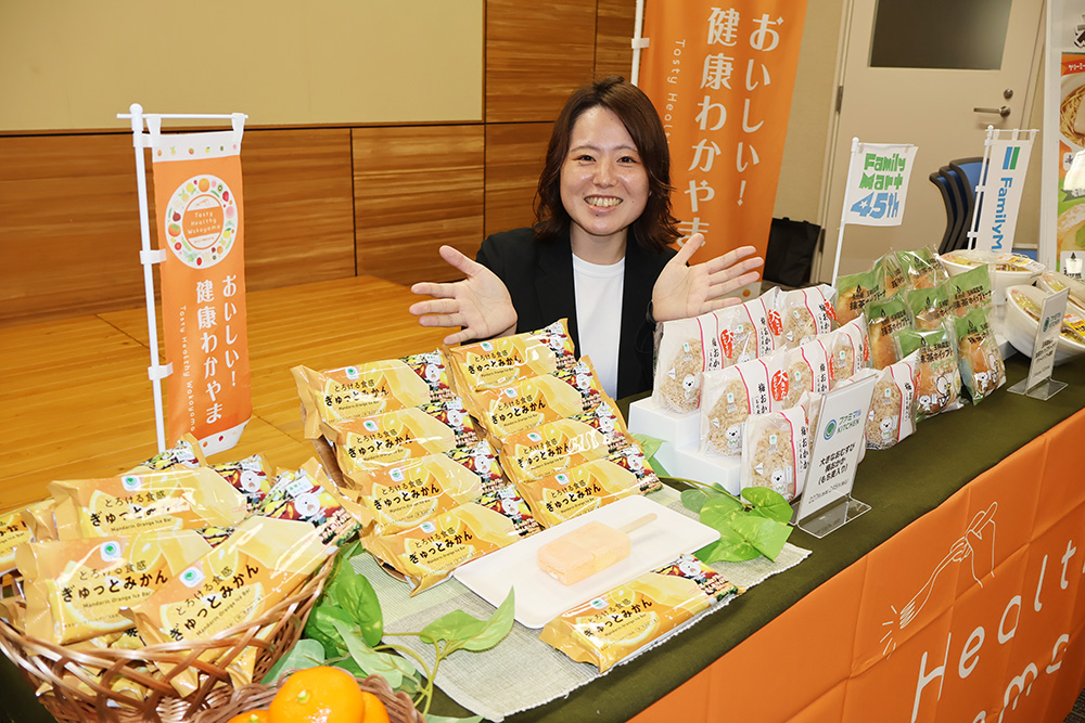 ４商品をＰＲする同社社員