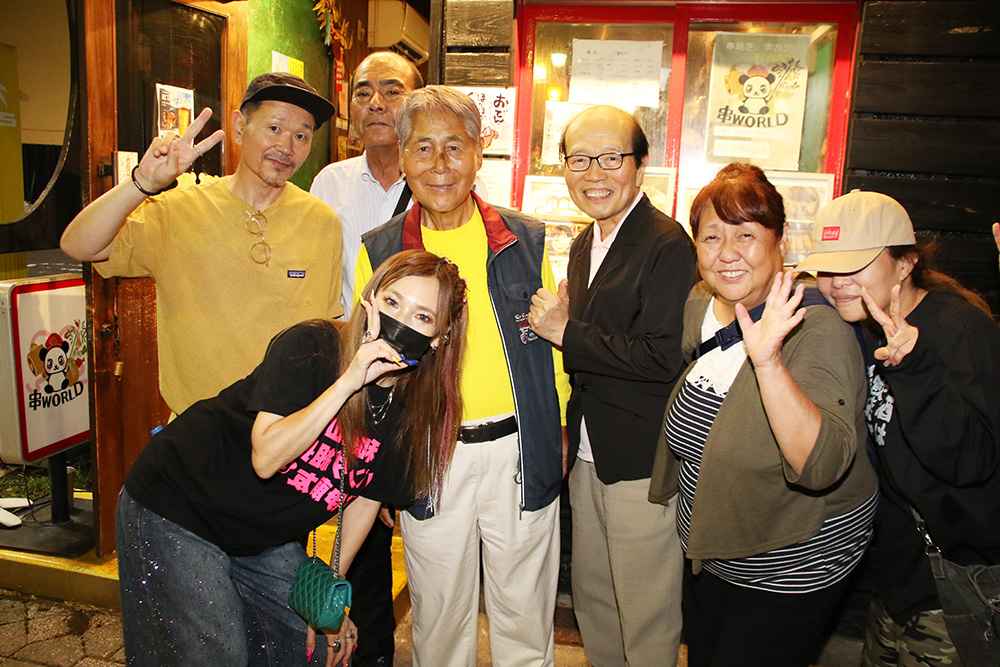 支援者に囲まれる旅田さん(中央)