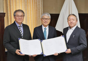 協定書を手に(左から)長坂代表理事、宮﨑知事、川村理事(県提供)