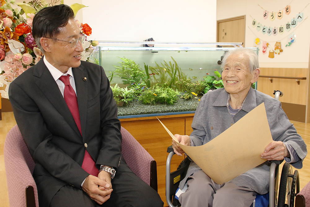 尾﨑市長㊧と笑顔で話す前田さん