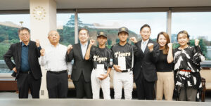 タイガースジュニアに選ばれた清水選手(左から4人目)と小林選手(同5人目)、尾﨑市長ら