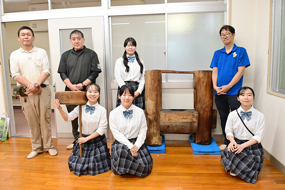 立木式搾油機とりら高生と紀伊風土記の丘の皆さん
