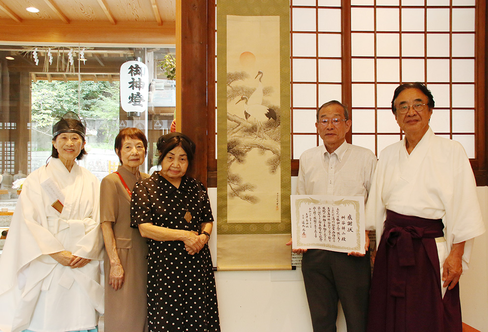 「松鶴延齢図」の前で桝谷さん（右から２人目）ら