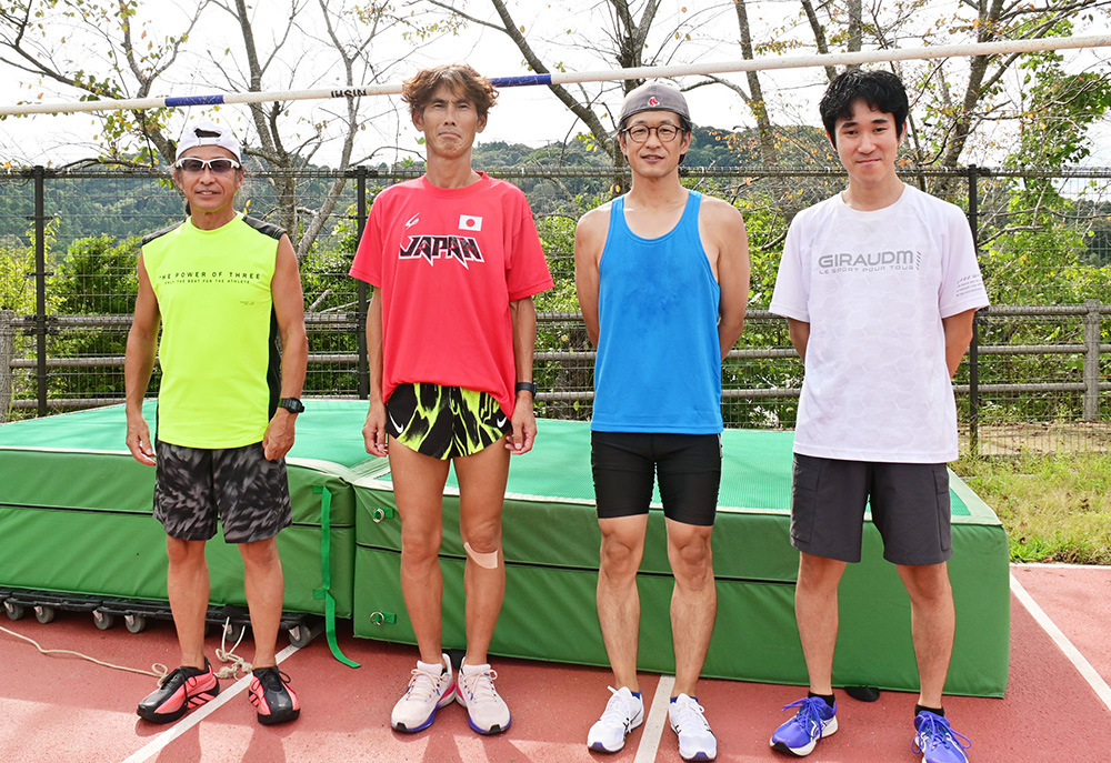 仲間と練習に汗を流す小向さん（左から２人目）