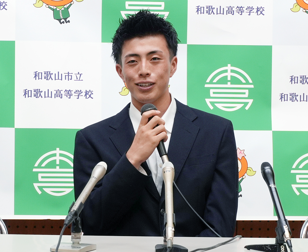 笑顔で会見に応じる丹羽投手