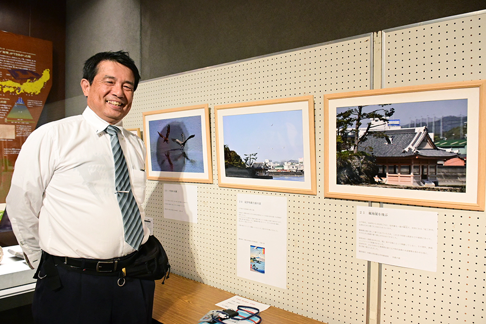 観海閣の上空を飛ぶサギの写真を前に大上さん