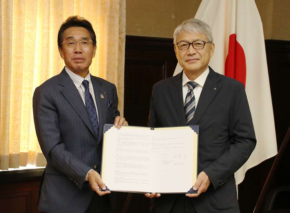 協定書を手にする坂東代表理事組合長㊧と宮﨑知事