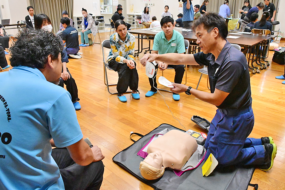 ＡＥＤの使い方を学ぶ参加者