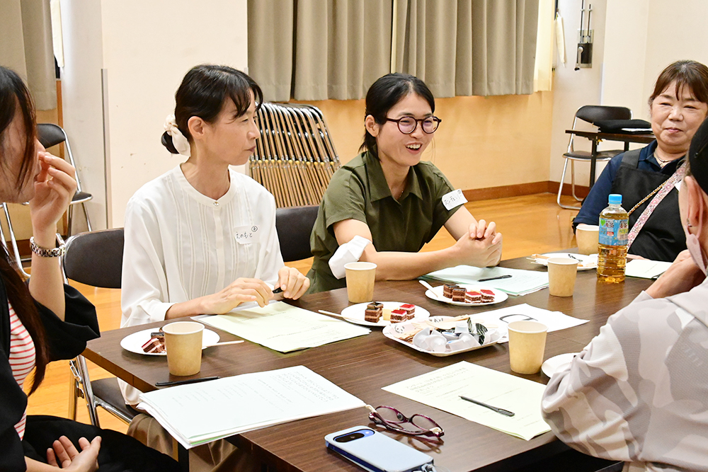 趣味の話などで交流する参加者