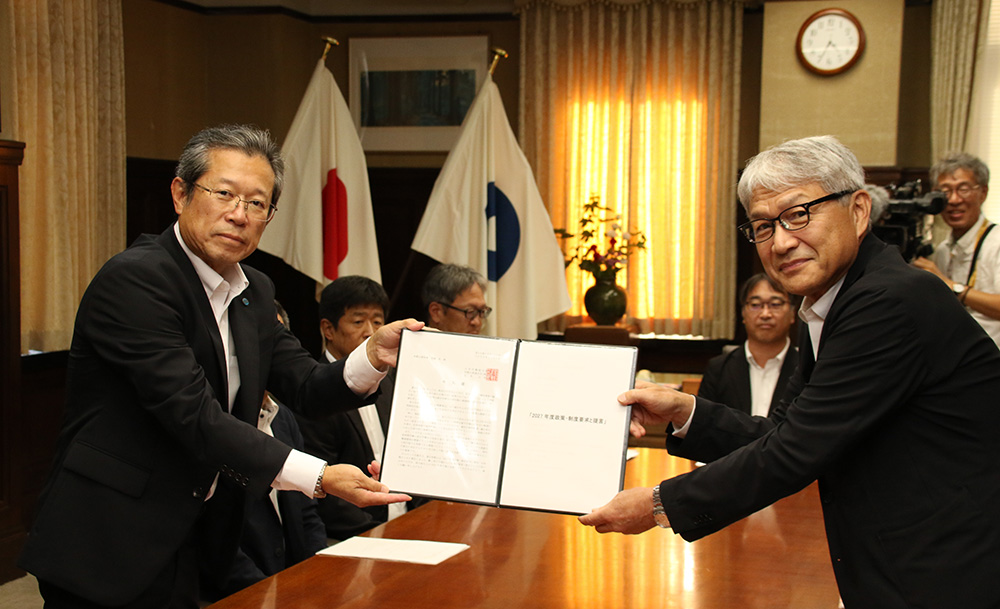 宮﨑知事㊨に申入書を手渡す山本会長
