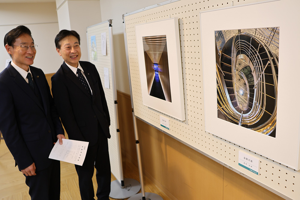 鋭い感性で表現した作品が並ぶ会場