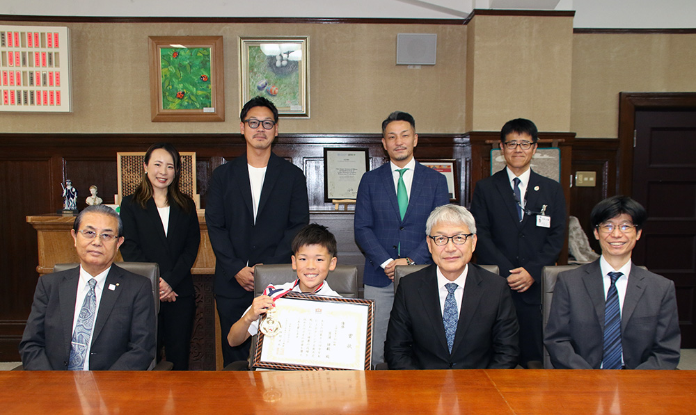 記念撮影をする菖蒲選手（前列左から２人目）、宮﨑知事（同３人目）ら出席者の皆さん