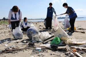 海岸のごみを拾う社員ら