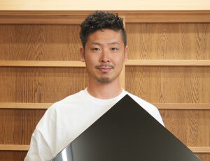 完成した盾を手に中川さん(中川さん提供)のアイキャッチ画像