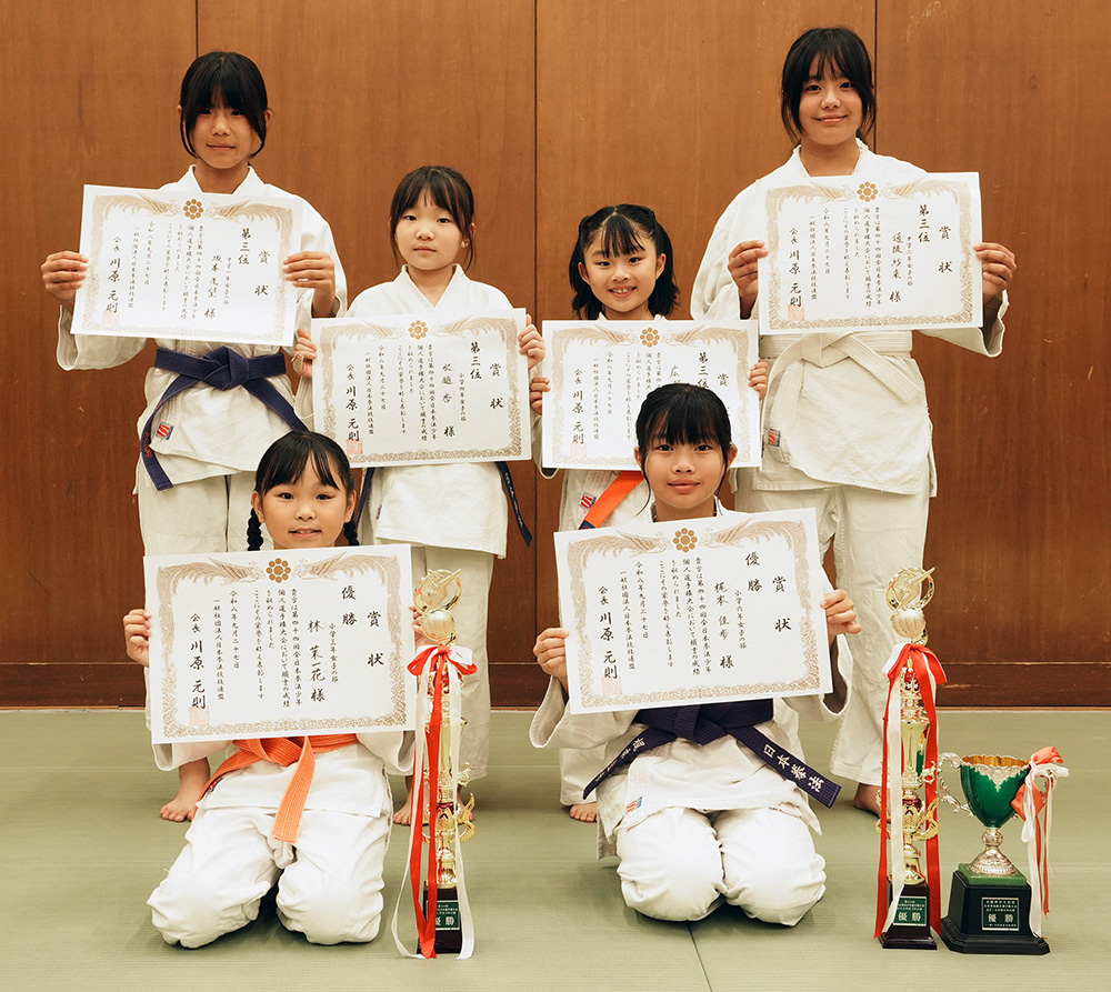 優勝した林さん（前列左）、梶本さん（同右）と３位入賞した坂本さん（後列左端）、水越さん（同２人目）、広瀬さん（同３人目）、通阪さん