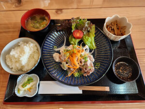日替わりのおふくろの味が楽しめる(笑楽提供)