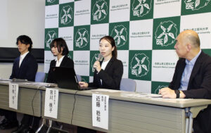 遺骨収集事業について報告する（左から）野一色さん、下枝さん、宗川さん、近藤教授