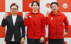 ガッツポーズをする(左から)桑原常務、松田選手、原井助監督