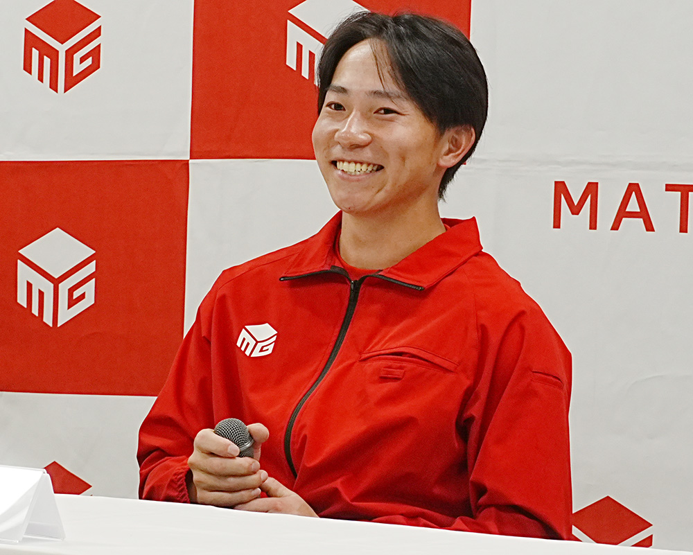 笑顔で質問に答える松田選手